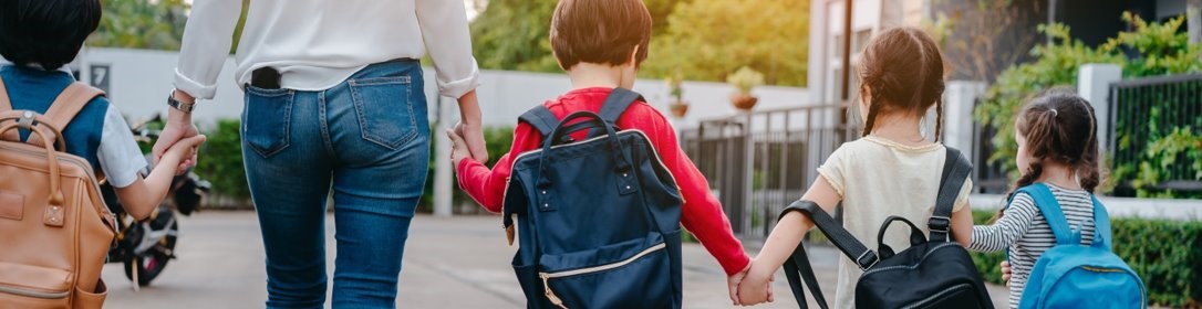 habiller son enfant pour aller a l'école