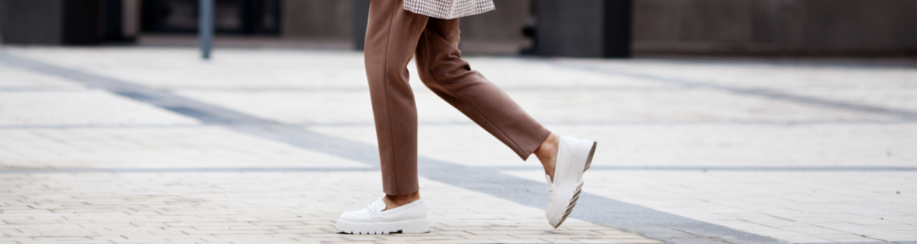 femme habillée en pantalon marron