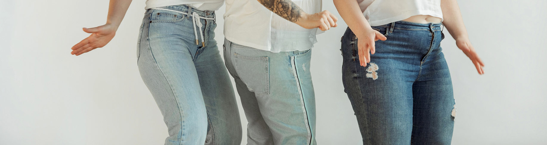Femmes portant un pantalon