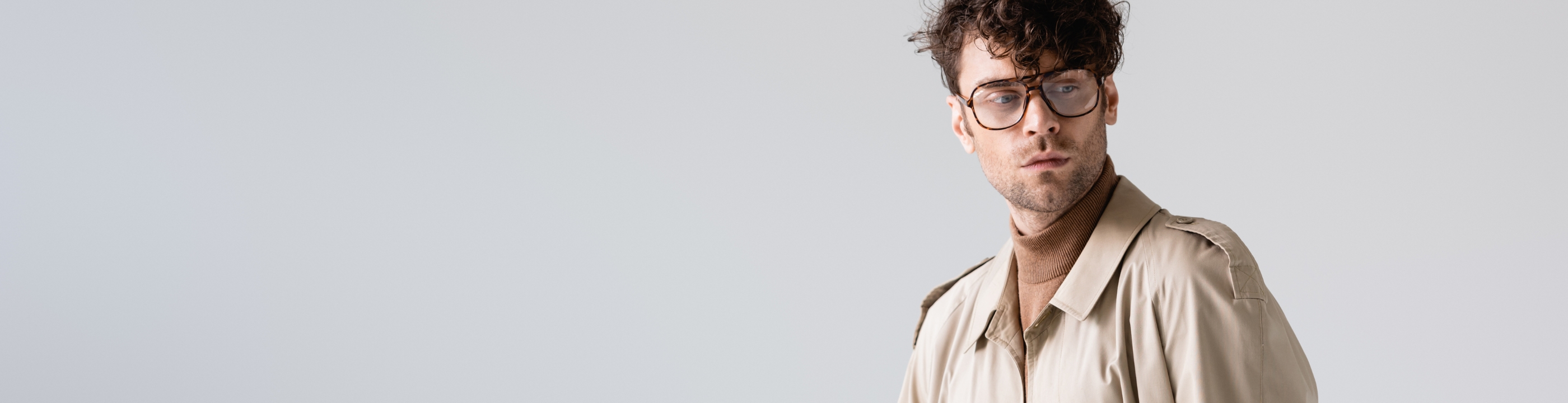 Homme portant un manteau long tendance