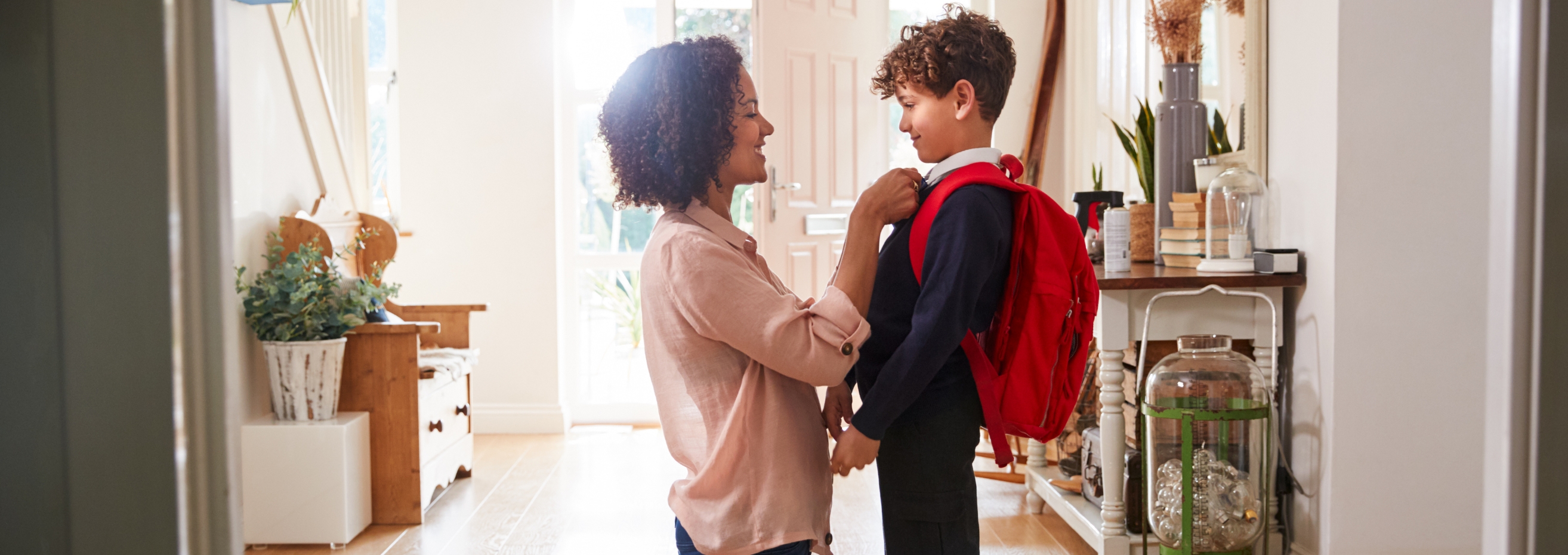 mère qui met un manteau à son enfant